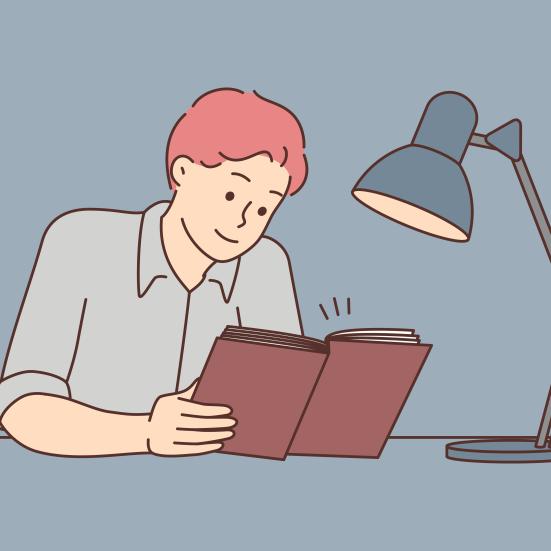 tegnet billede, ung mand studerer i en bog, i skæret fra en lampe