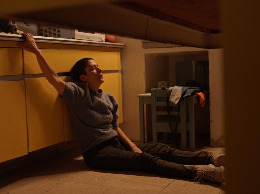 kvinde på gulvet, ser meget syg ud